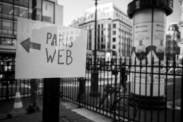 Participants dans le grand hall pendant les conférences Paris Web 2017, en petits groupes de discussion