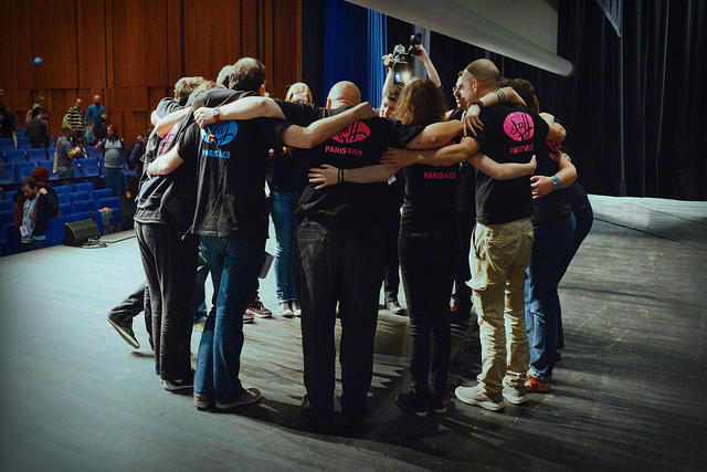 Les staffeurs en rond bras dessus-dessous sur la scène après la fin de l'édition Paris Web 2016
